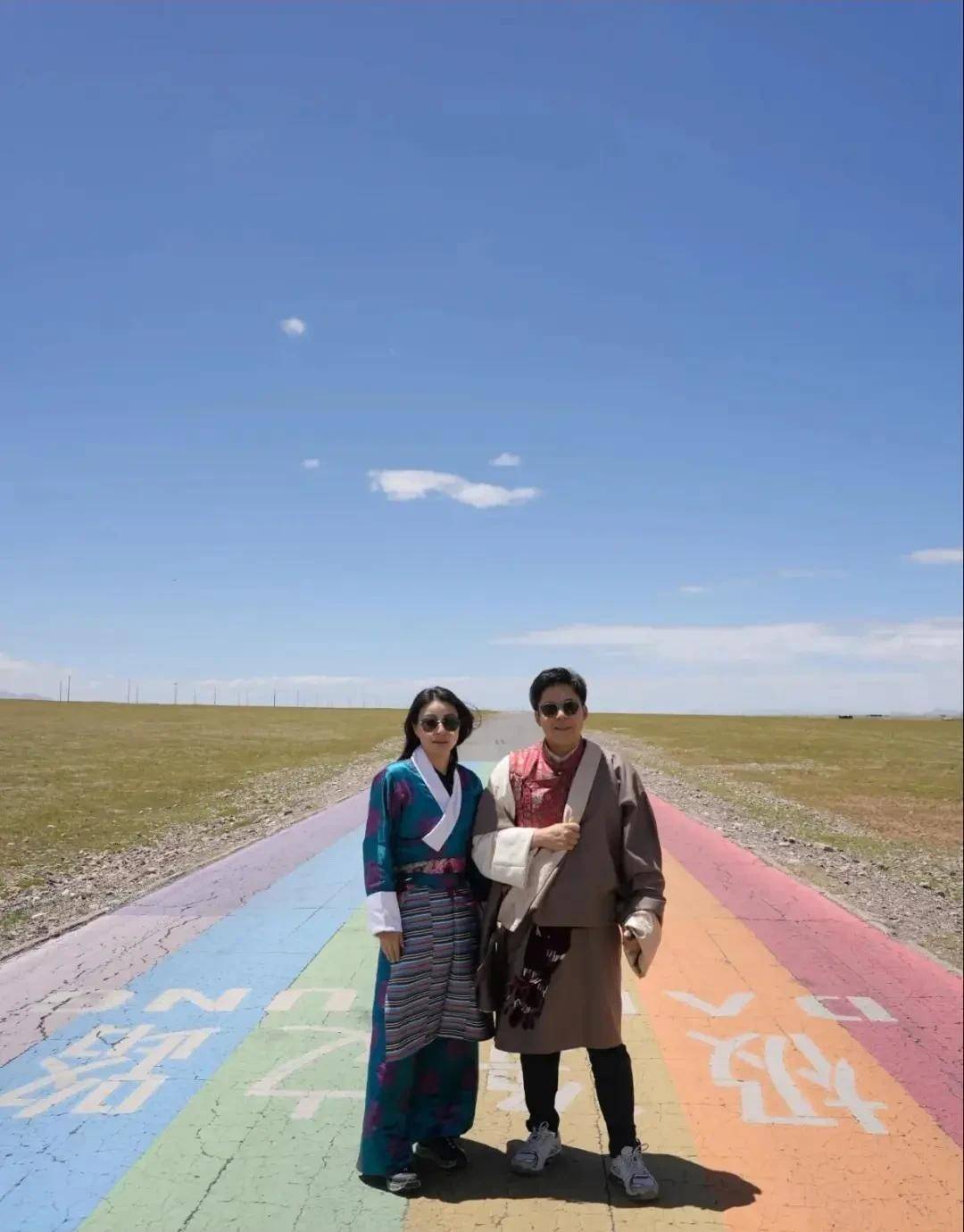 妻俩十指紧扣用蛇皮袋装水跟氧气瓶j9国际郭晶晶晒西藏拍摄的美照夫(图2)