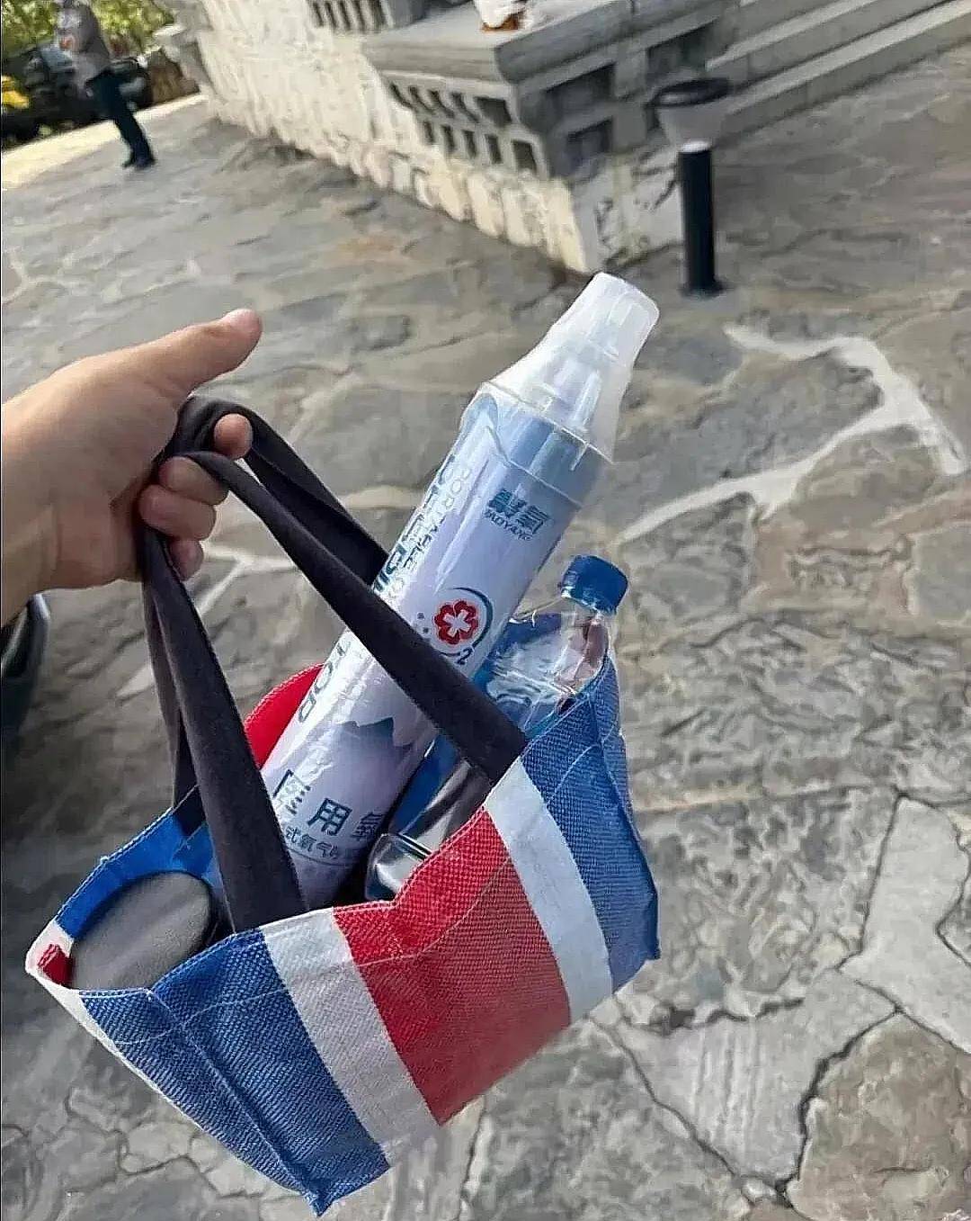 妻俩十指紧扣用蛇皮袋装水跟氧气瓶j9国际郭晶晶晒西藏拍摄的美照夫(图3)